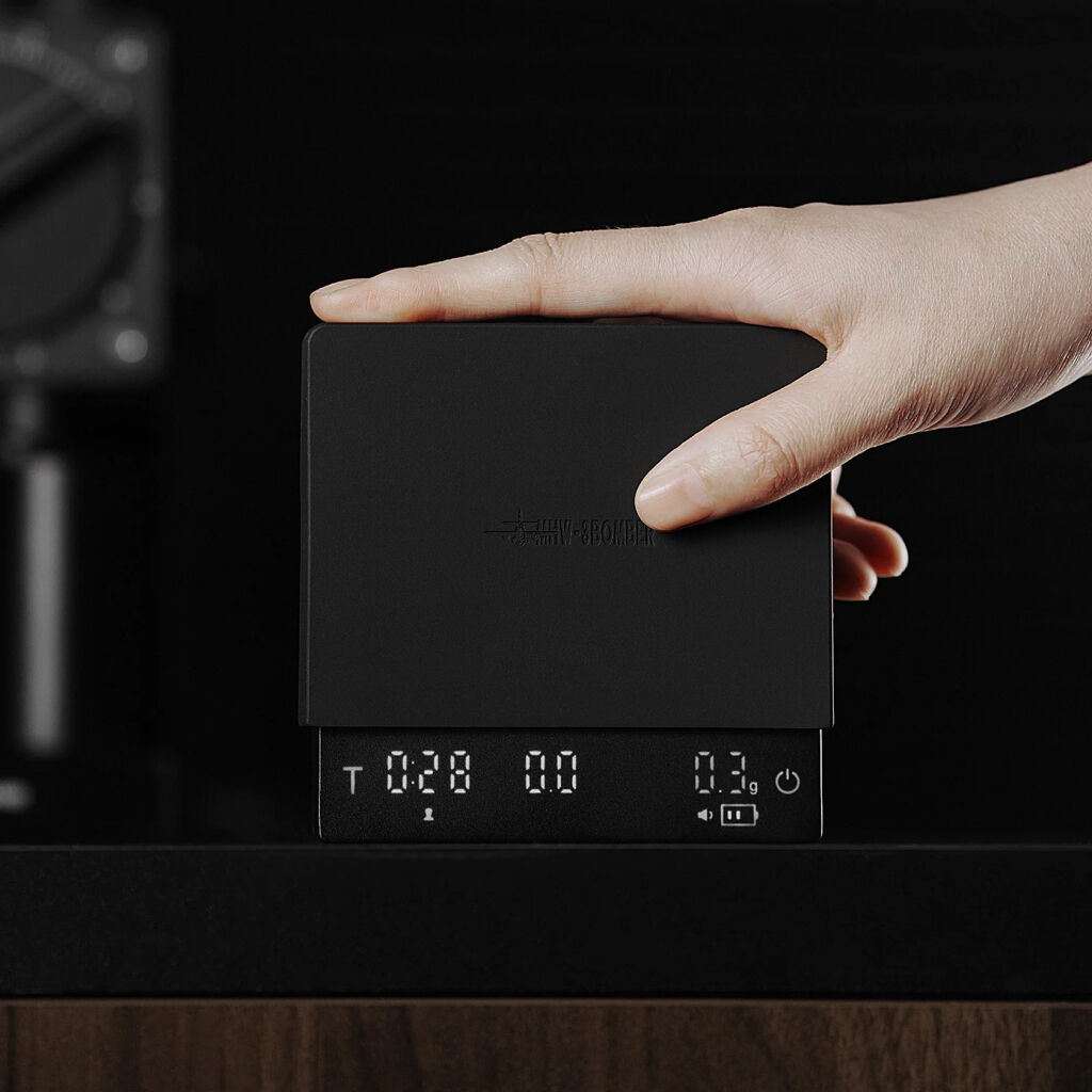 Kaffevågen MHW-3BOMBER 3.0 mini pro med hand för att visa storleken
