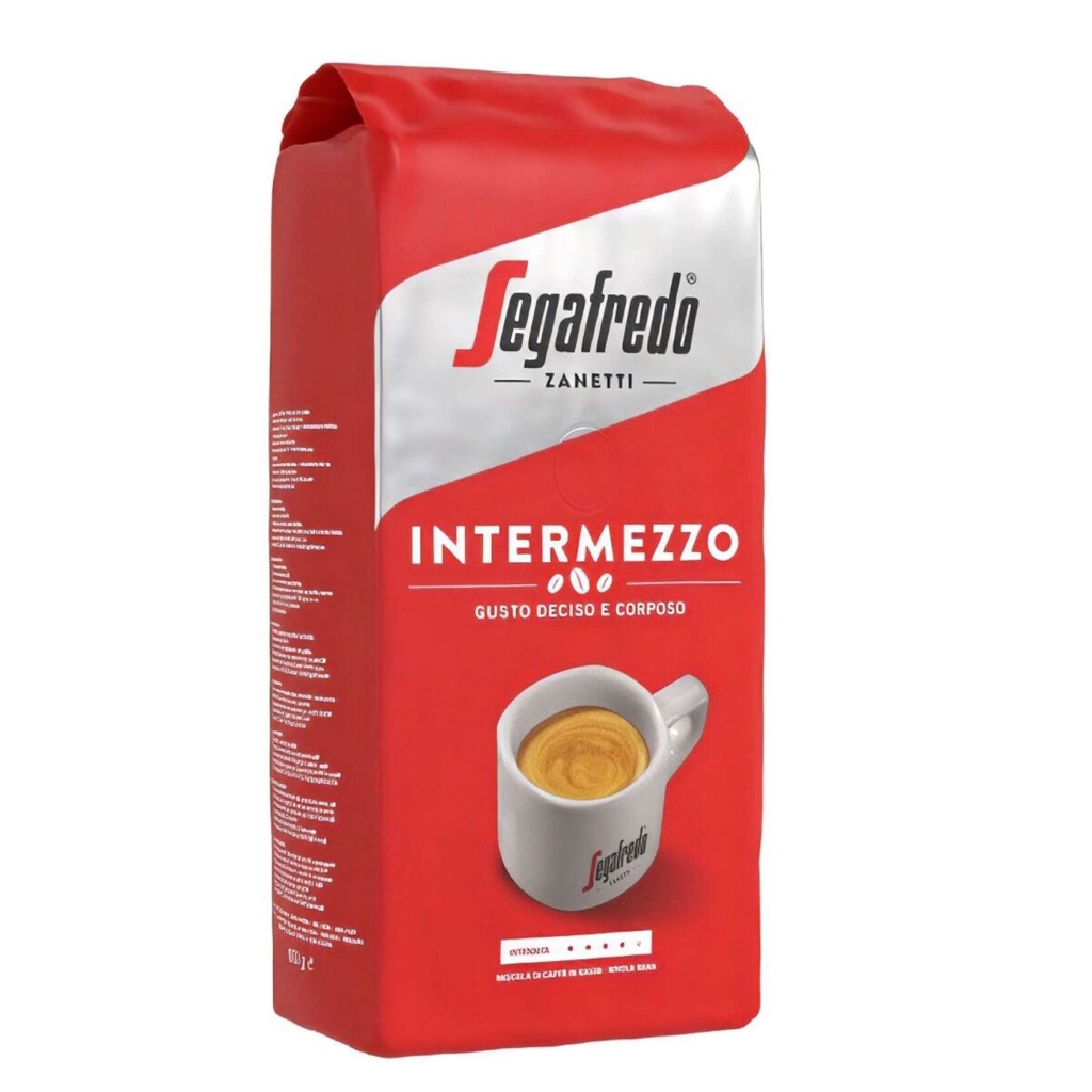 Fram- och sidovy av en kilopåse kaffebönor Segafredo Intermezzo