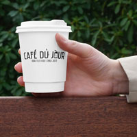 Kopp med kaffe från Café du Jour