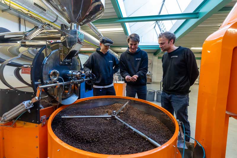Lennart och Jesse vid rostmaskinen i rosteriet Café du Jour